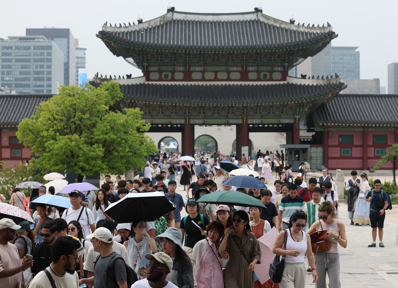 서울 종로구 경복궁을 찾은 외국인 등 관람객들 [연합뉴스 제공]