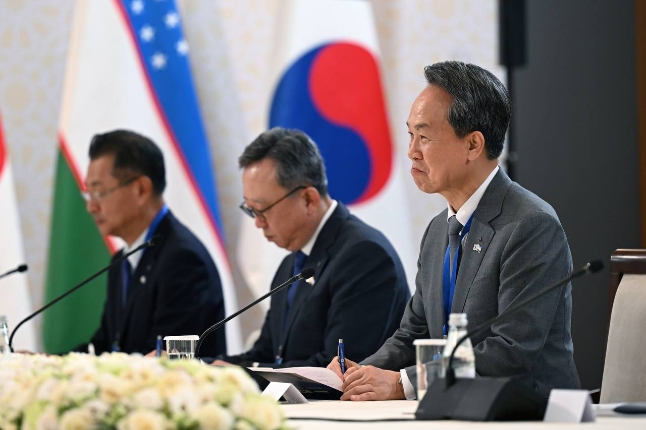 Shinhan Financial Group Chairman Jin Ok-dong (right) and Shinhan Bank CEO Jung Sang-hyuk (center) take part in discussions at a business roundtable with Uzbekistan's Ministry of Investment, Industry and Trade held in Seoul on Tuesday. (Shinhan Financial Group)
