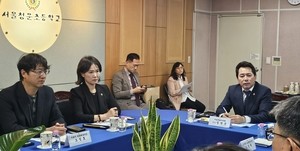 Seoul council speaker inspects aging school pool, eyes fee cuts for young female swimmers