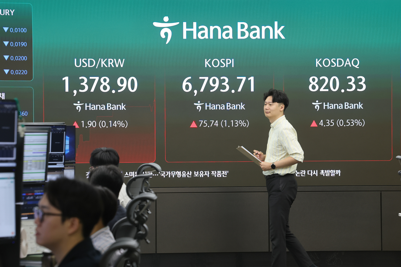 An electronic board showing the Korea Composite Stock Price Index at a dealing room of the Hana Bank headquarters in Seoul on Thursday. (Yonhap)