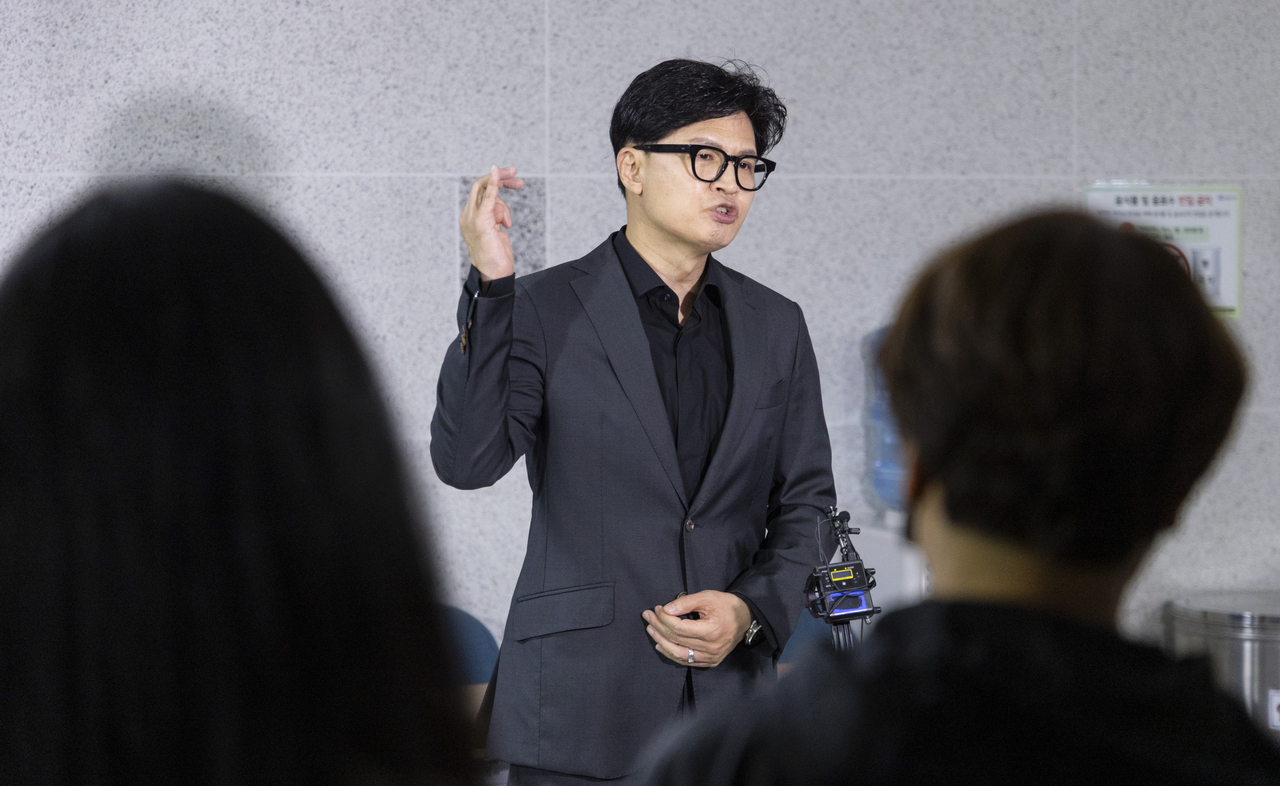 한동훈 무소속 의원이 가장 신뢰하는 정치인 1위에 올랐다는 여론조사 결과와 관련 “한동훈이 신뢰도 1위 한 것보다 현직 대통령이 신뢰도 추락했다는 것이 심각한 문제”라고 밝혔다. 한 의원이 15일 김승원 법무부 장관 후보자와 관련해 발언하고 있다. [연합]