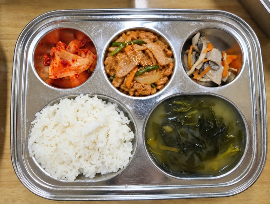 한 학부모가 SNS에 AI 생성 이미지인지 물으며 올린 어린이집 급식 사진. [스레드 갈무리]