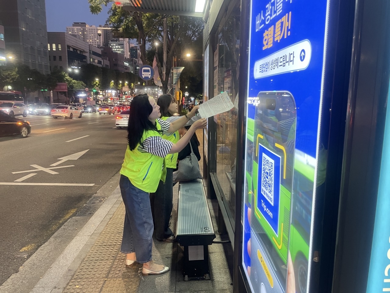 Inspecting road signage
