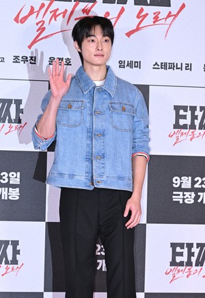 [포토] 윤찬영 ‘반가운 손인사’