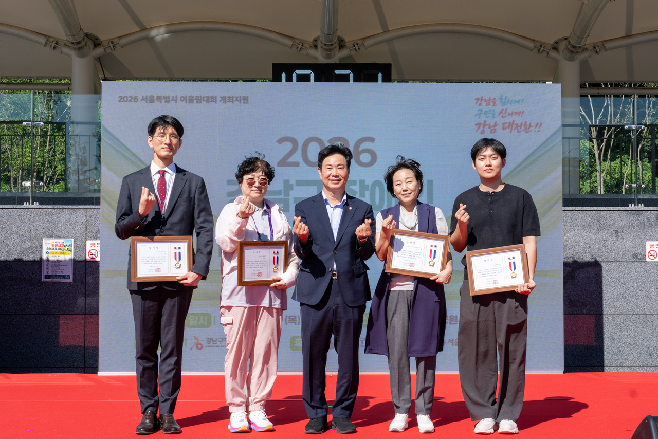 이재진 강남구의회 의장이 ‘강남구 장애인 한마음 운동회’에 참석해 유공자들에게 표창장을 주었다.