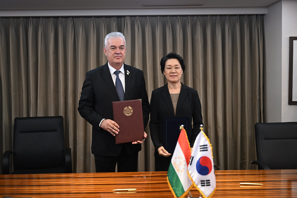 Tajik Minister of Education and Science Rahimjon Saidzoda (left) and South Korean Vice Minister of Education Choi Eun-ok pose for a photo Wednesday, after exchanging signed memorandums at a hotel in Jung-gu, Seoul. (Ministry of Education)