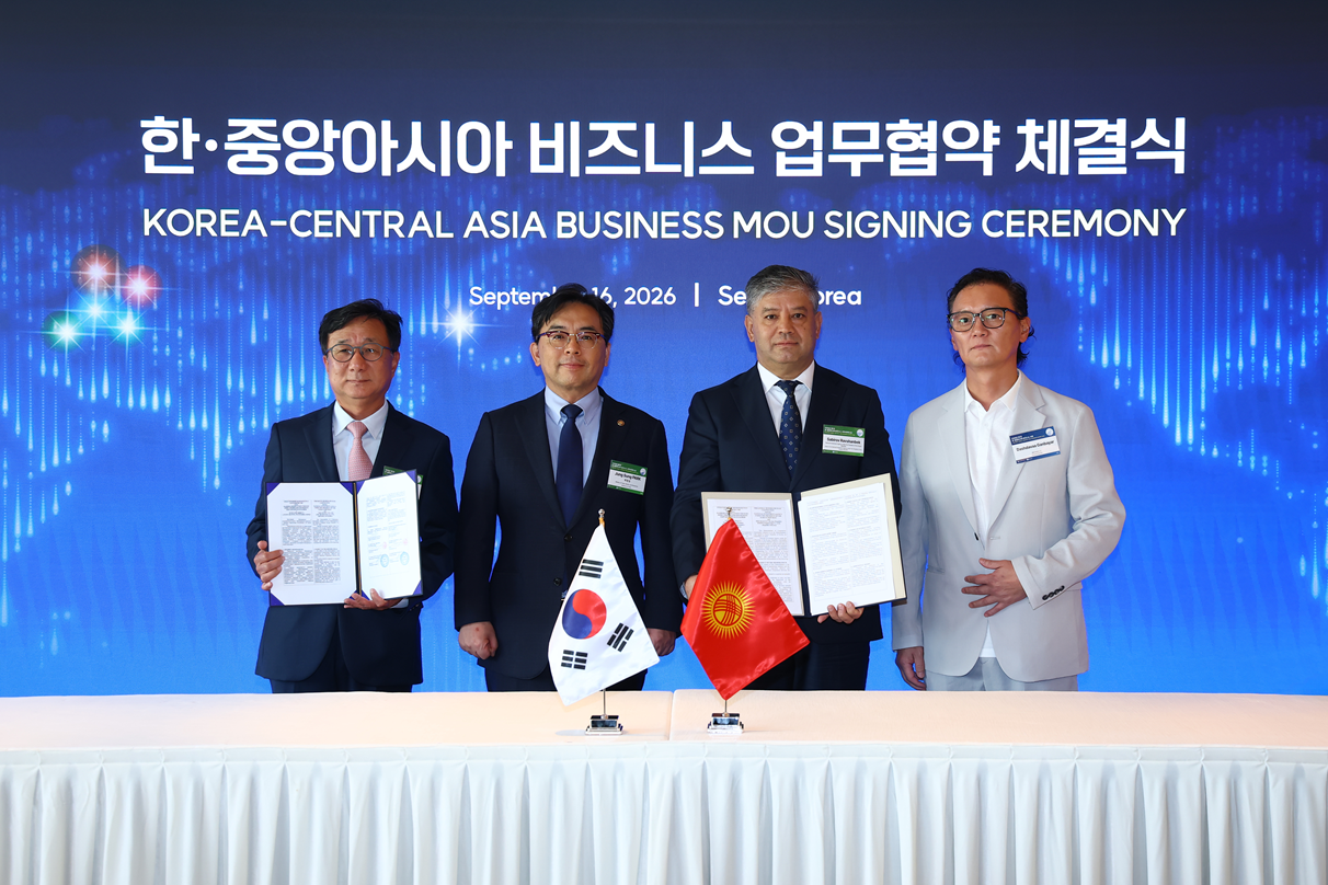 <사진 설명 : 이상국 비토즈 한국법인 대표(왼쪽 첫번째)가 16일 서울에서 열린 한-중앙아시아 비즈니스 업무협약 체결식에서 라브샨베크 사비로프(Ravshanbek Sabirov) 국가투자청장(왼쪽 세번째)과 기념촬영을 하고 있다.>