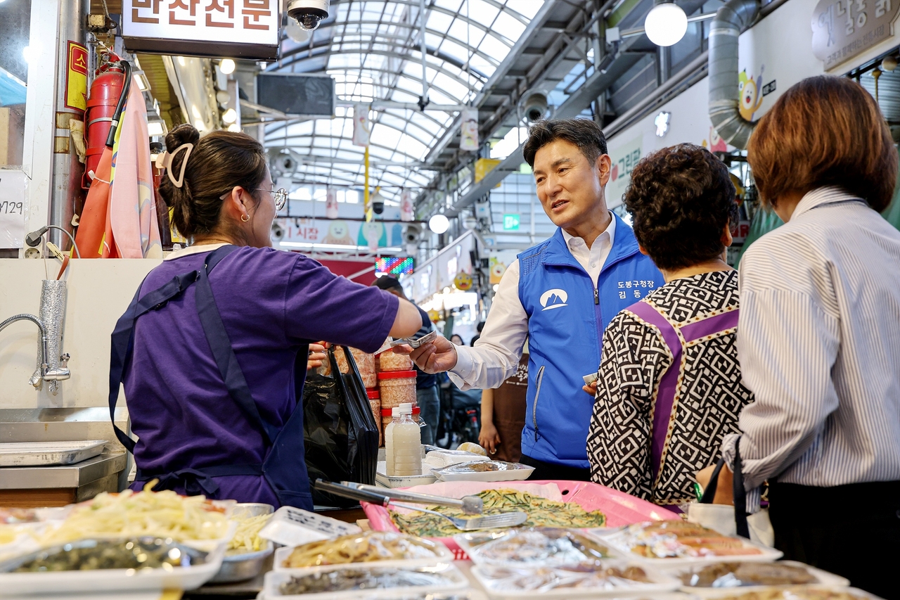 Dobong-gu District Mayor Kim Dong-wook visits a traditional market ahead of the Chuseok holiday.