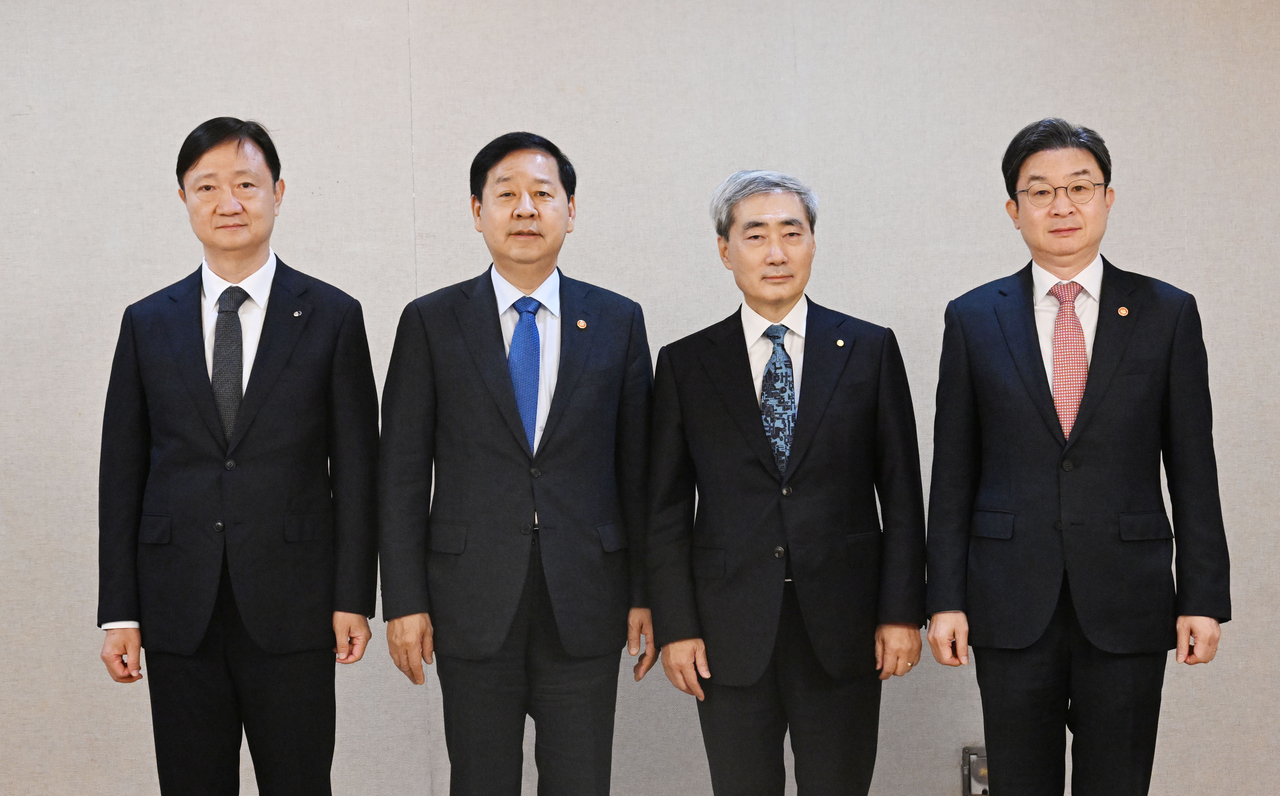 Financial Supervisory Service Gov. Lee Chan-jin (L), Finance Minister Koo Yun-cheol (2nd from L), Bank of Korea (BOK) Gov. Shin Hyun-song (2nd from R) and Financial Services Commission Chairman Lee Eog-weon (R) pose for a photo ahead of their meeting in Seoul on Thursday, in this photo released by the Ministry of Finance and Economy. (PHOTO NOT FOR SALE) (Yonhap)