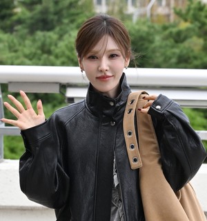 [포토]레드벨벳 웬디 ‘출국길 인사’