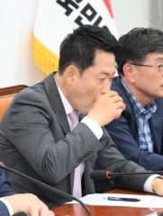 People Power Party leader Jang drinks water at supreme council meeting