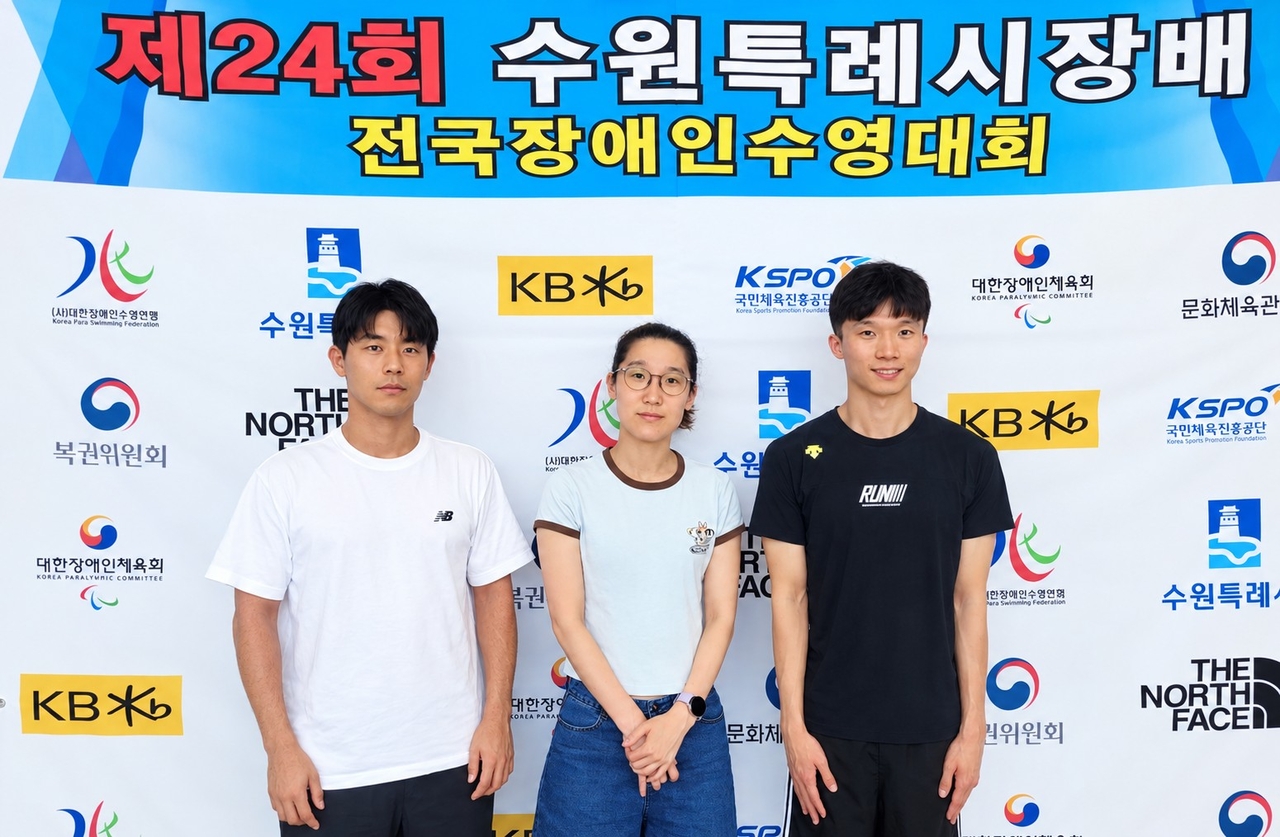 울산 북구청 장애인수영팀이 제46회 전국장애인체육대회에서 금메달 등 7개의 메달을 획득했다. 사진은 오영준, 이재은, 강성호(왼쪽부터) 선수가 지난 7월 열린 제24회 수원특례시장배 전국장애인수영대회에 참가했을 때 모습. [울산 동구청 제공]