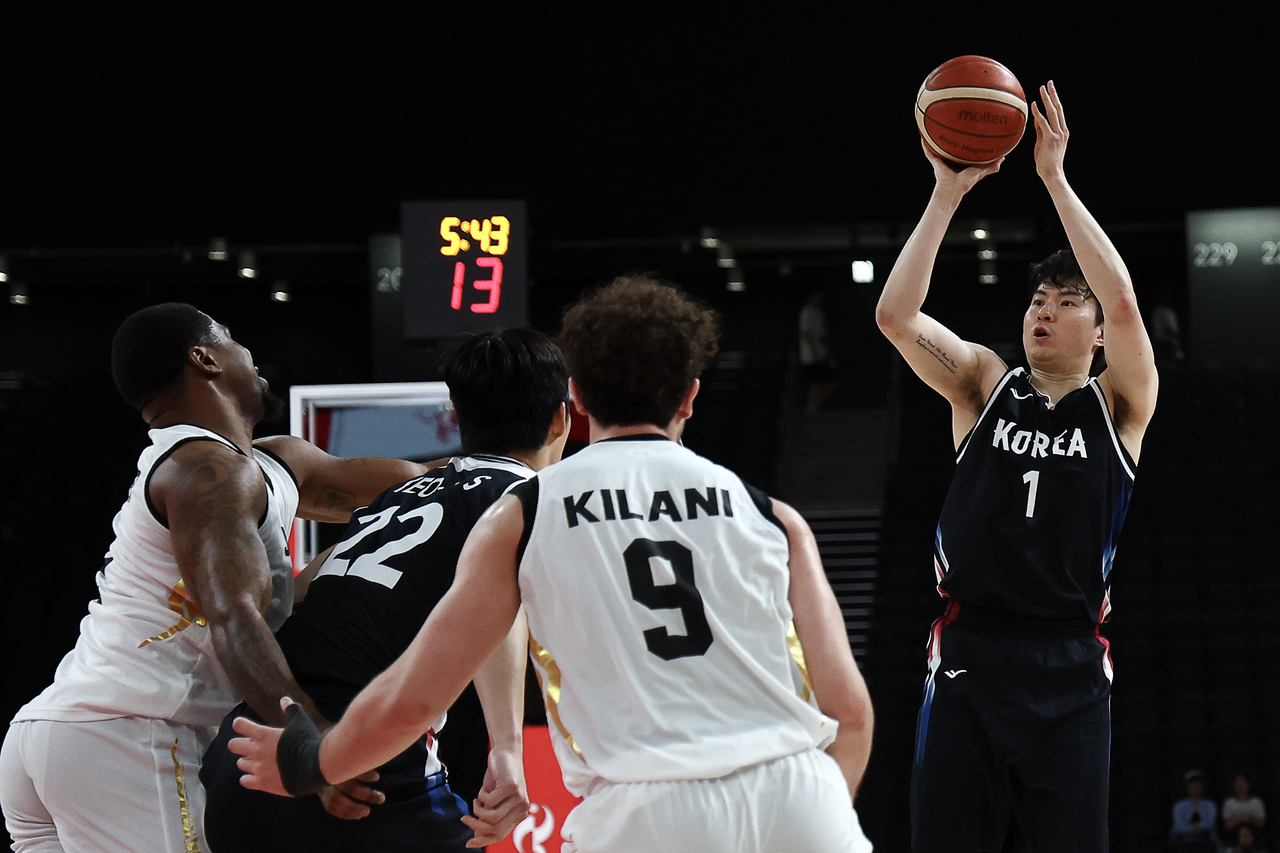 Lee Jung-hyun of South Korea attempts a shot against Jordan. (Yonhap)
