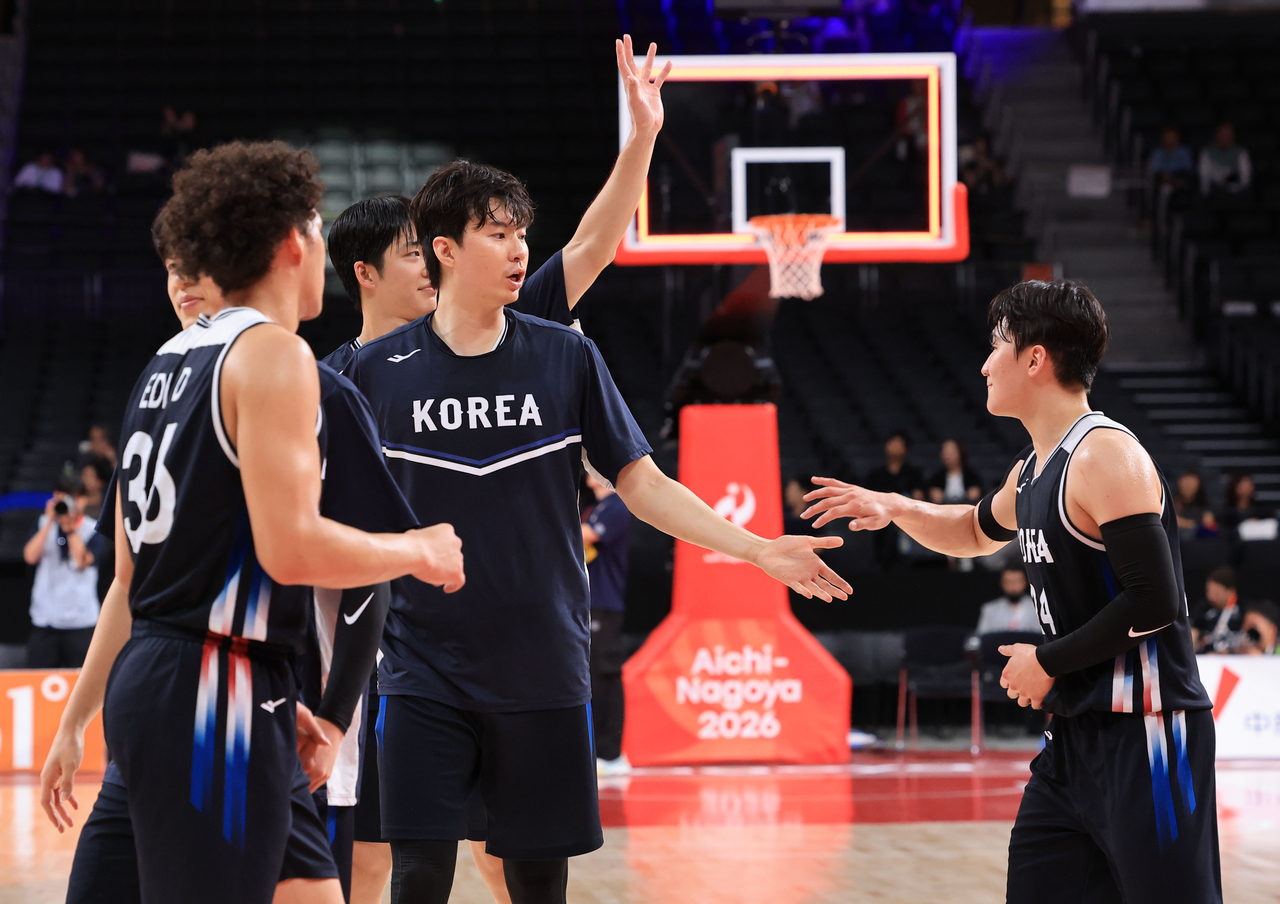 South Korea celebrates after winning against Jordan in the quarterfinal of the men's basketball tournament at the Asian Games at Aichi International Arena in Nagoya on Wednesday. (Yonhap)