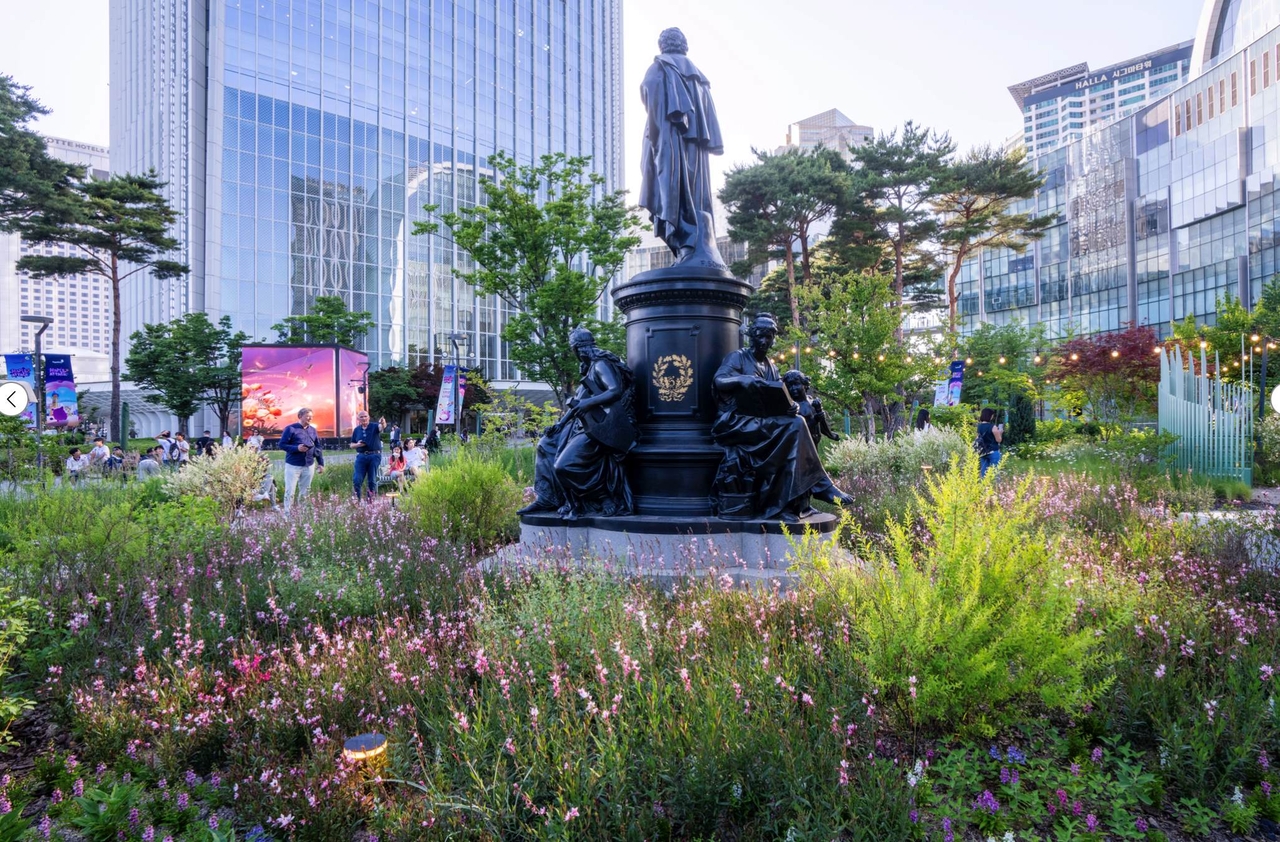 Werther Garden dressed in autumn colors. Photo provided by Lotte Asset Development
