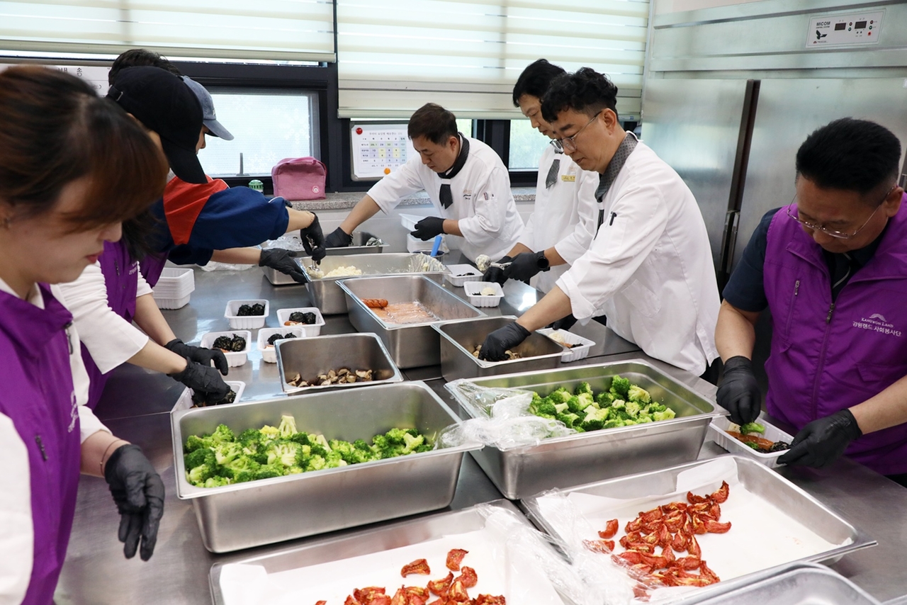 Chefs from Kangwon Land's Hi1 Hotel prepare dosirak to be delivered to children's centers in Jeongseon-gun.