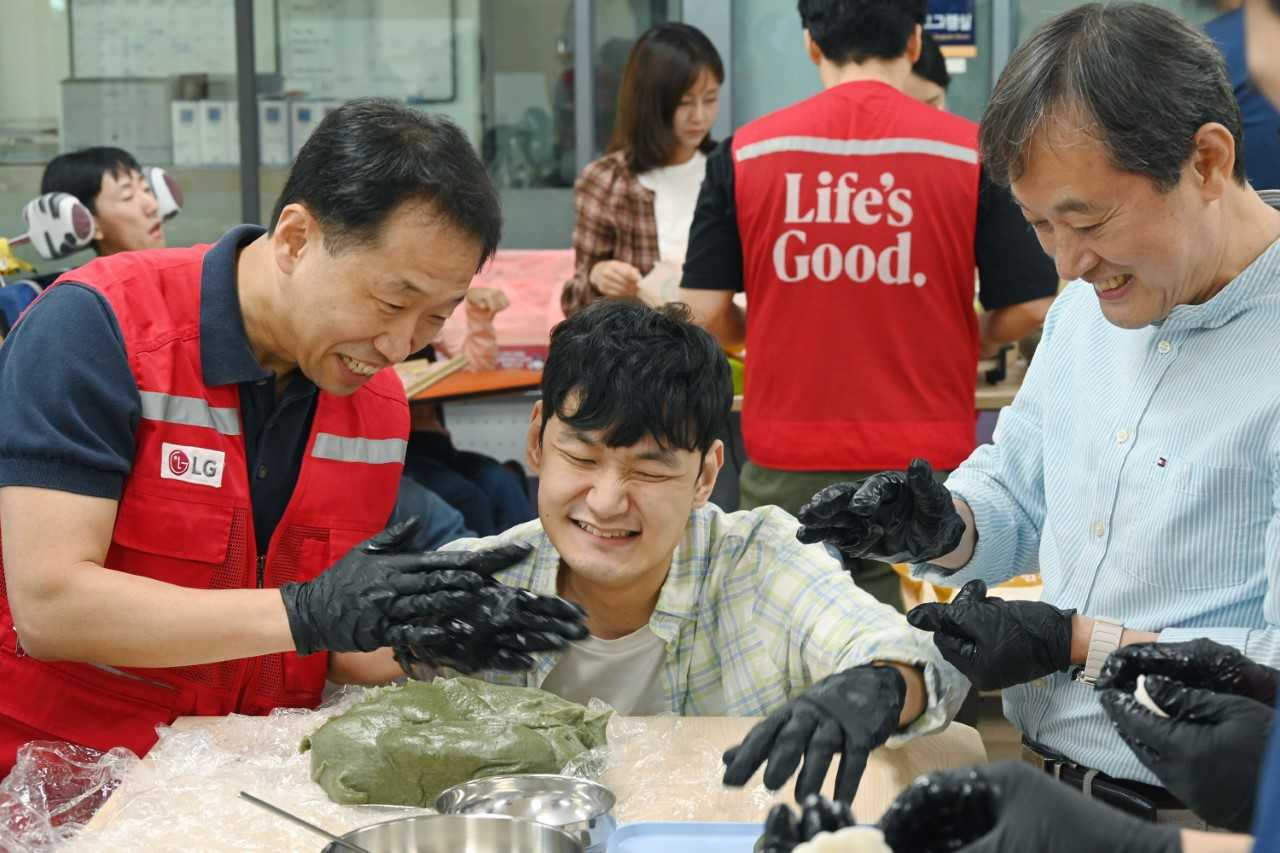 LG전자 ‘라이프스굿 봉사단’ 인원들이 추석을 앞둔 지난 15일 염리장애인주간보호센터를 찾아 이용 장애인들과 함께 송편을 빚으며 시간을 보냈다. [LG전자 제공]