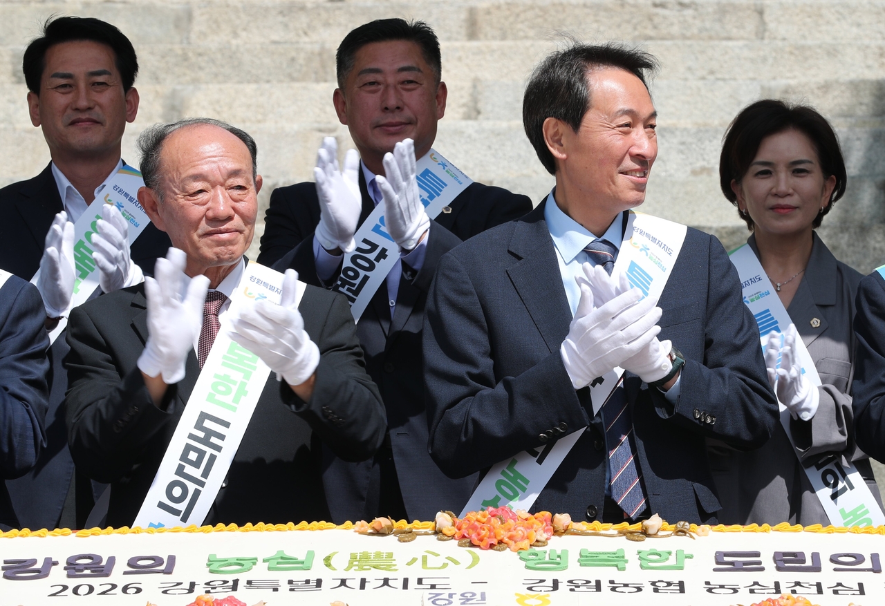 Gangwon Provincial Assembly Speaker Park Gil-seon and Governor Woo Sang-ho (from left, front row), the two faces of Gangwon's local food marketing push