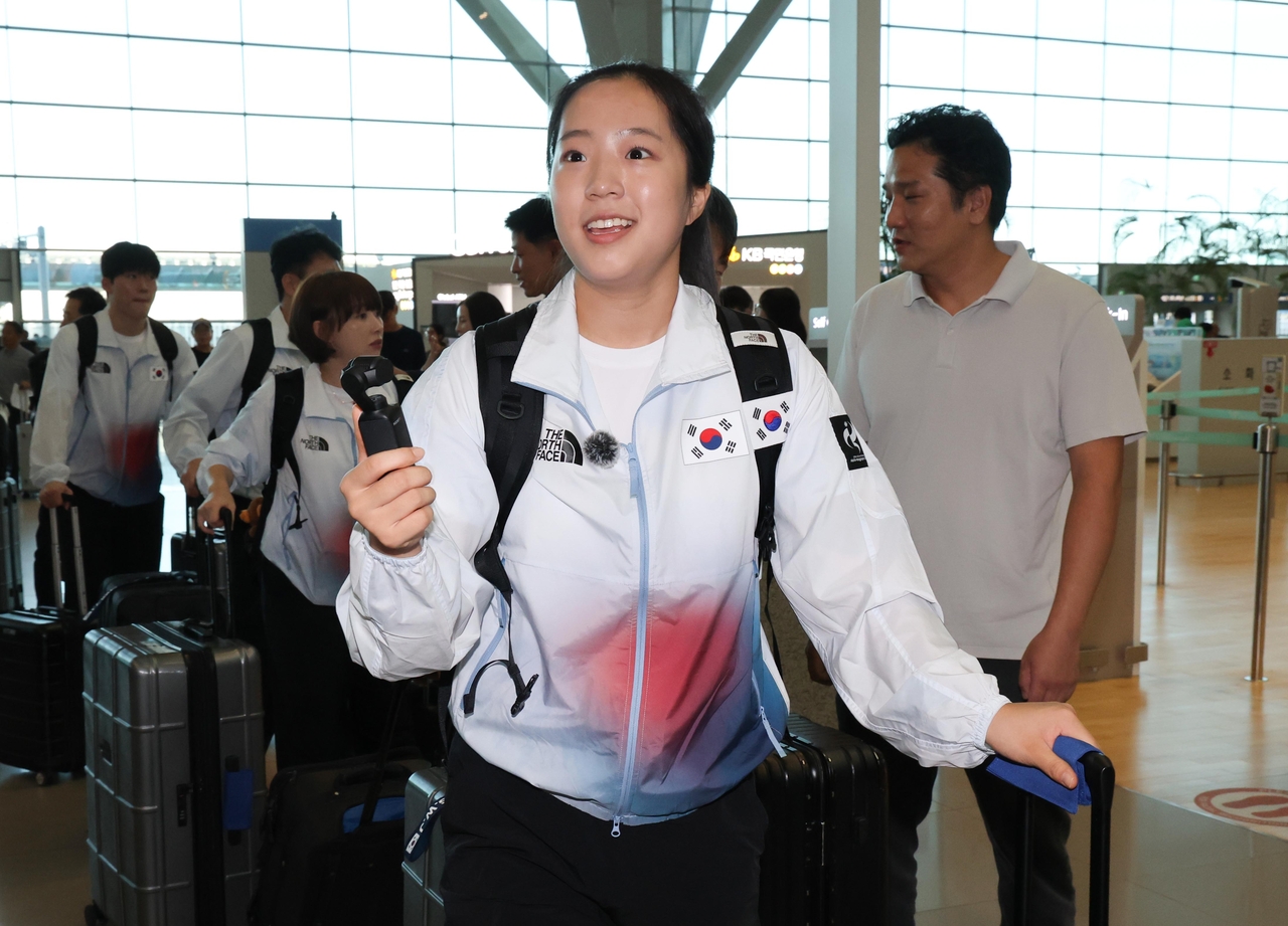 South Korean table tennis player Shin Yu-bin prepares to leave Incheon International Airport, west of Seoul, for Nagoya, Japan, for the Asian Games on Thursday. (Yonhap)