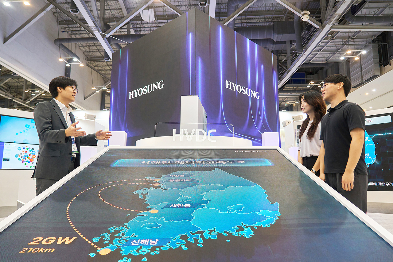 효성중공업 직원이 고객들에게 HVDC 기술을 소개하고 있다. [효성중공업 제공]