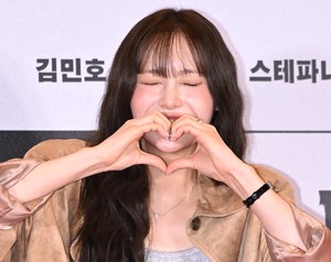 [포토] 츄 ‘깨물 하트’