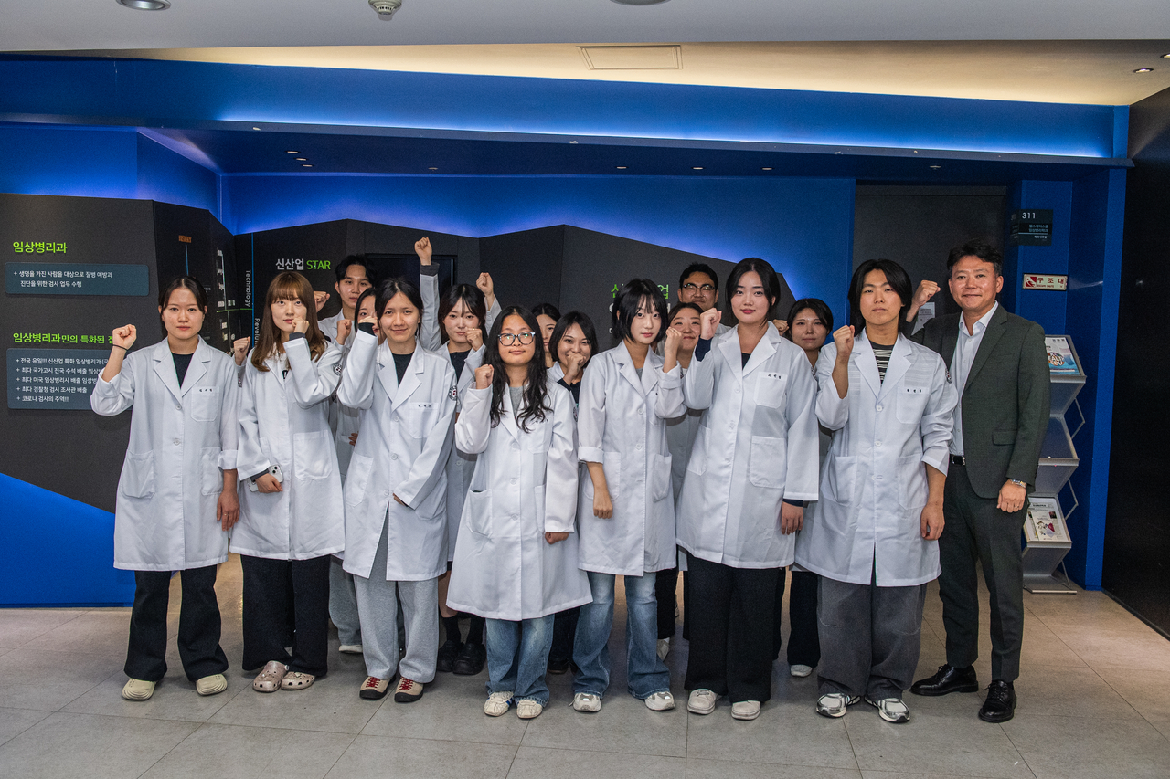 16일 대학 연마관에서 2026년도 실험동물기술원 2급 인증시험에 합격한 임상병리학과 재학생들이 정세훈 교수와 함께 기념촬영을 하고 있다.[대구보건대 제공]