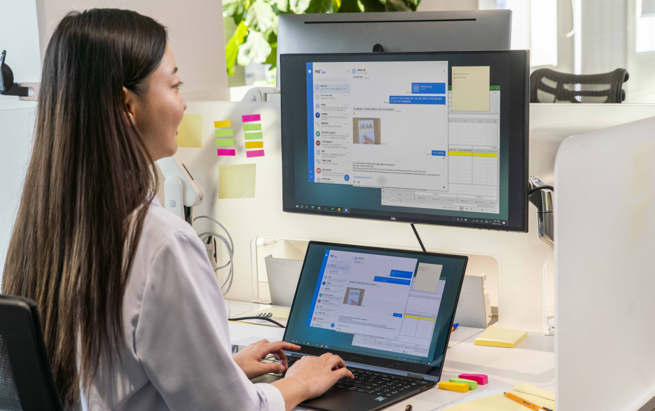 An SK Telecom model introduces the Chating+ (Chating Plus) PC version. [SK Telecom]