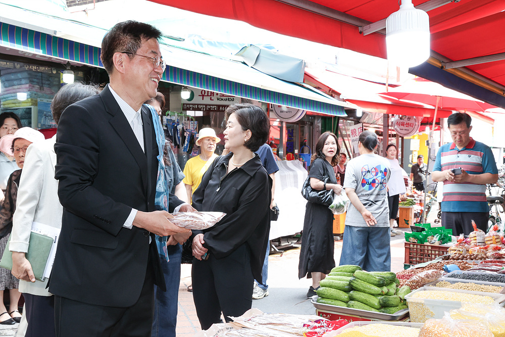 Yeongdeungpo-gu District Mayor Jo Yu-jin shops at a traditional market.