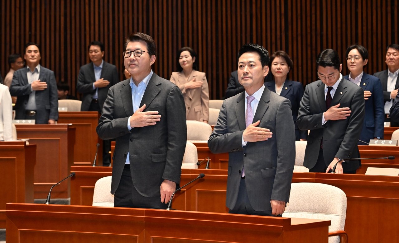 People Power Party lawmakers, including party leader Jang Dong-hyeok (front row, right), observe a national salute at a general assembly of lawmakers held at the National Assembly in Yeouido, Seoul, on Thursday. (Lee Sang-sub)