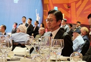 Samsung, SK hynix government-affairs chiefs attend US founding anniversary dinner amid semiconductor investment pressure