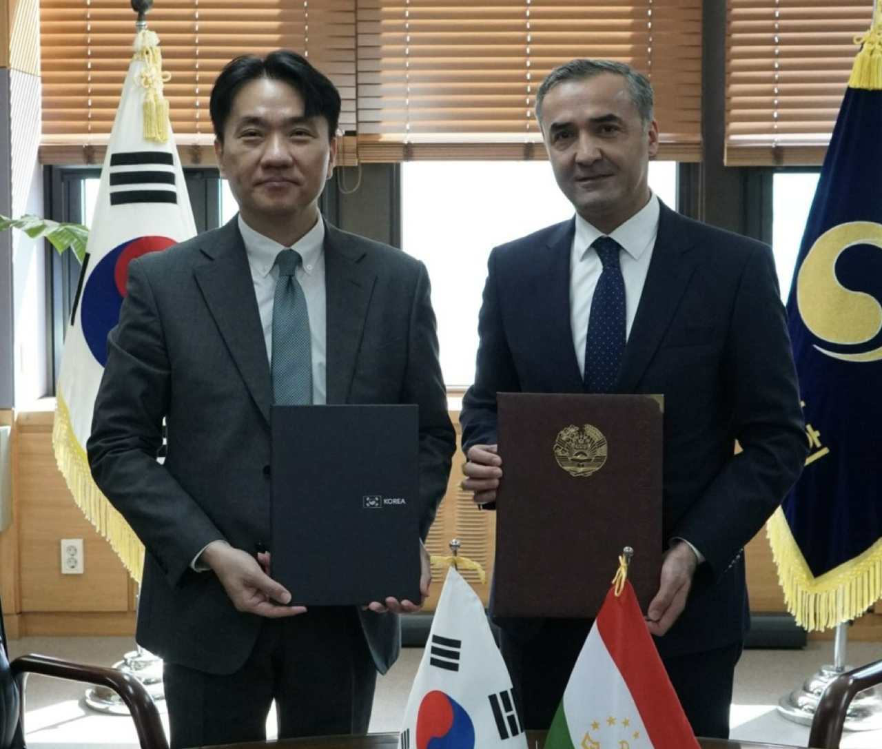 이형주(왼쪽) 금융정보분석원장이 톨립조다 피르다브스(Tolibzoda Firdavs) 타지키스탄 국립은행 총재와 17일 정부서울청사에서 만나 타지키스탄 국립은행 산하 금융모니터링국과 금융정보 교환 협력을 위한 양해각서(MOU)를 체결한 뒤 기념사진을 촬영하는 모습. [금융위원회 제공]