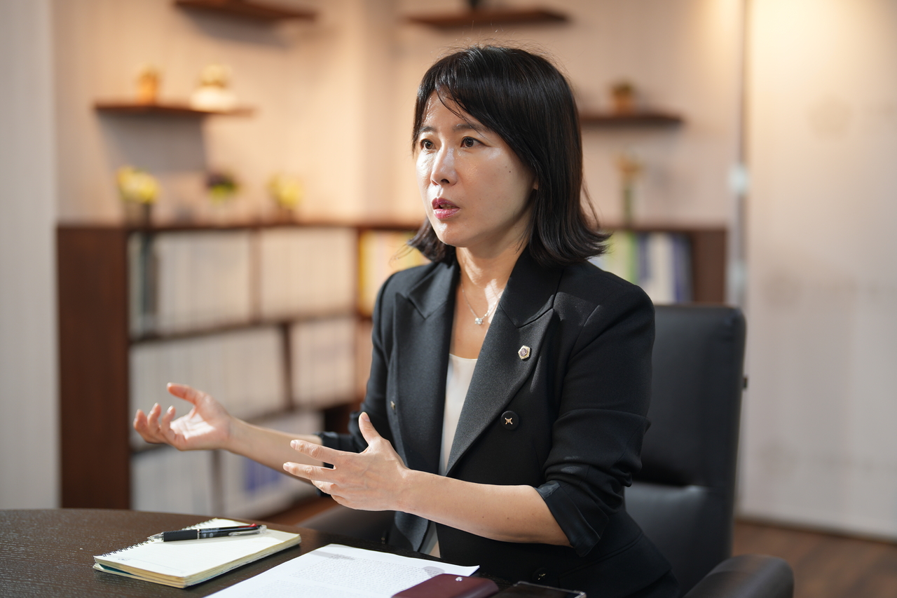 Seoul Metropolitan Council member Yoon Yu-jin speaks during an interview at the council members' office building on Wednesday, discussing overcrowded classrooms and the school supply shortage in the Jamsil area. (Yang Jeong-won)