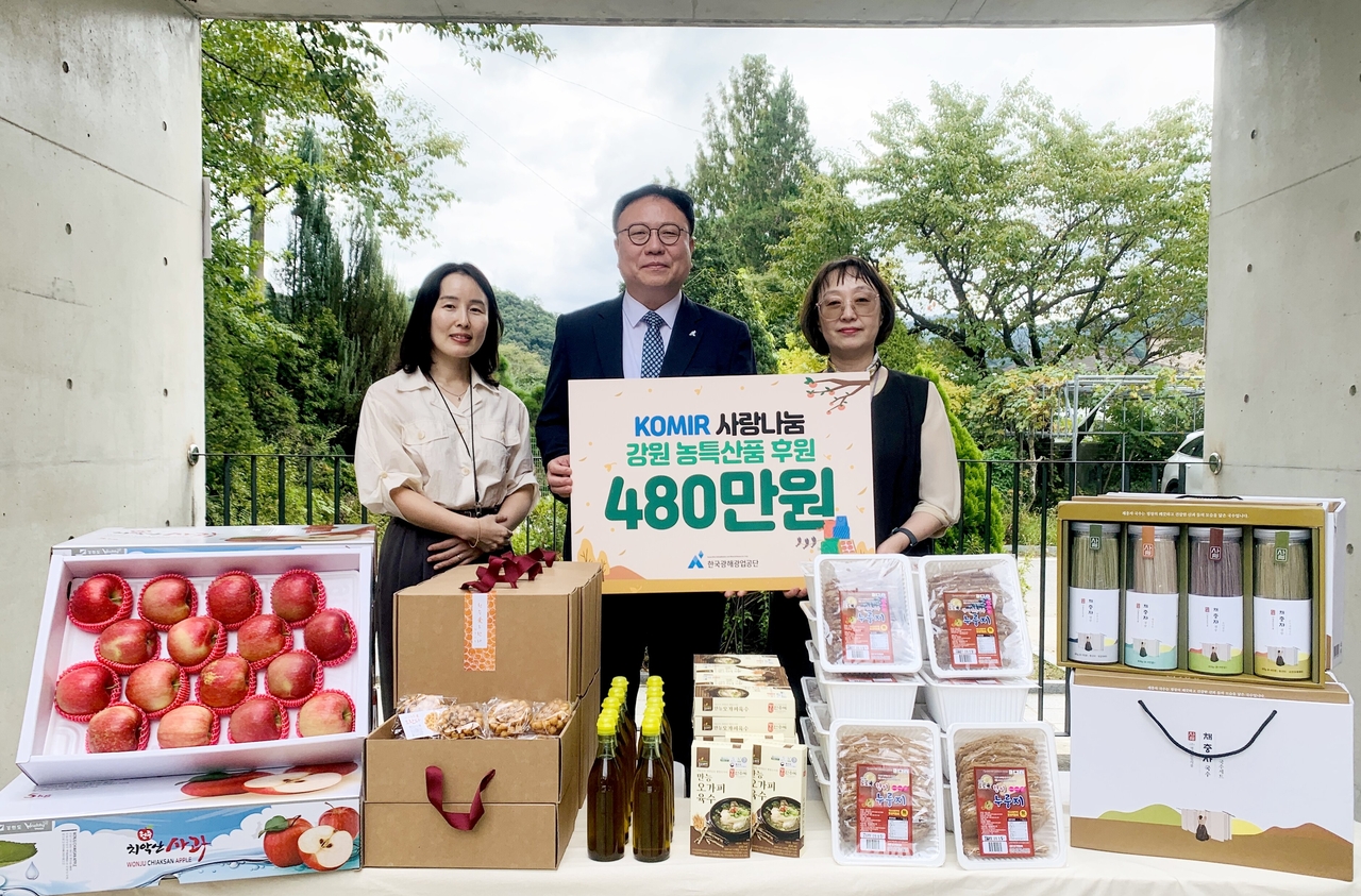 한국광해광업공단 김준섭 상임감사위원(가운데)이 원주 지역 농산물과 특산물을 구입한뒤 아동복지시설 성애원에 전달하고 있다.