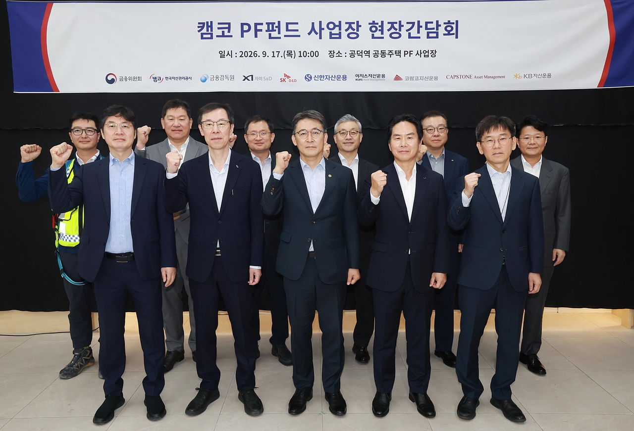 권대영(가운데) 금융위원회 부위원장이 17일 오전 서울 마포구 아파트 공사현장에 방문해 현장의 금융애로와 건의사항을 청취했다. [금융위원회 제공]
