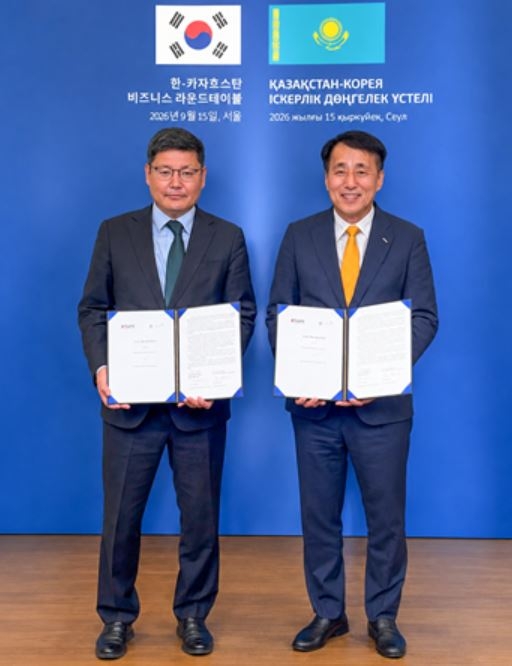 Korea Trade Insurance Corporation President Jang Young-jin (right) poses with Kazakhstan Development Bank President Marat Yelibayev (left) after signing a joint declaration at the Four Seasons Hotel in Jongno-gu, Seoul, on Tuesday. [Korea Trade Insurance Corporation]