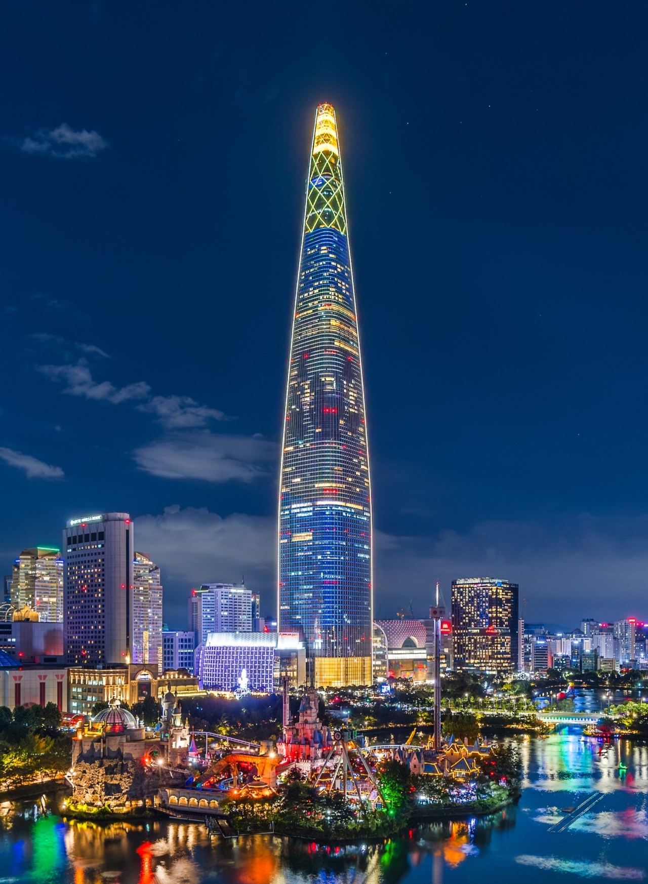 A moon rabbit media facade projected onto Lotte World Tower. Photo provided by Lotte Asset Development