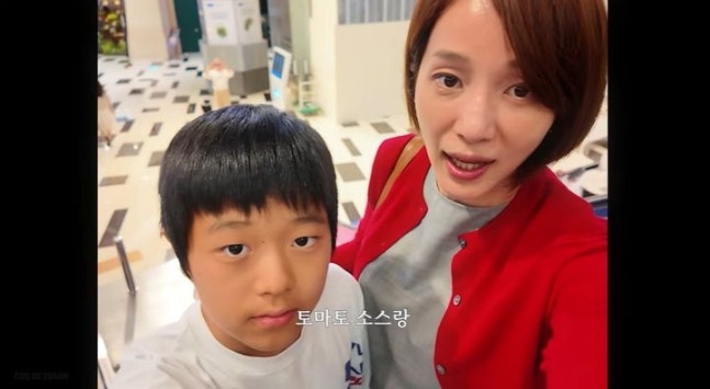 허양임과 고승재 군이 함께 브이로그를 찍고 있는 모습. [허양임 유튜브·뉴시스]
