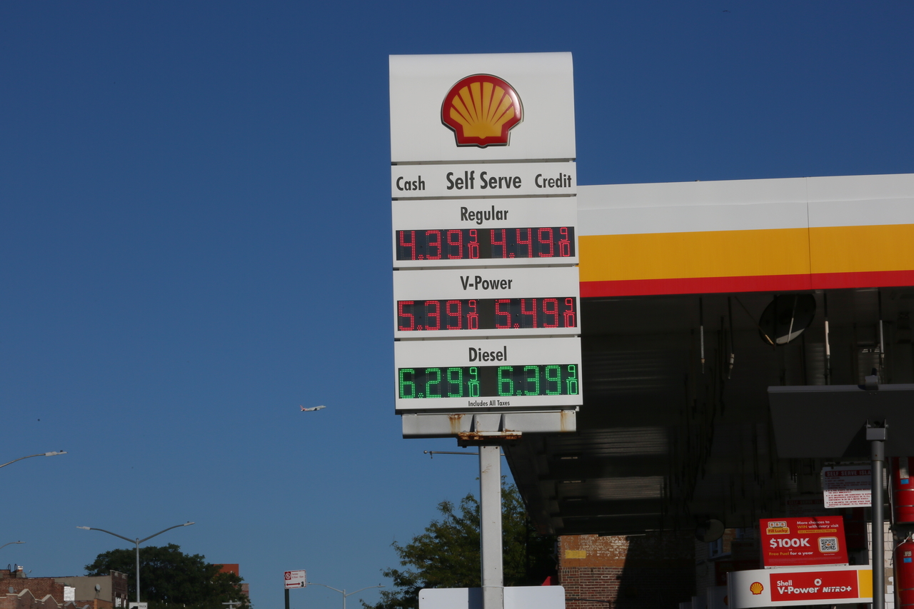 Oil prices, which had surged sharply for several days, reversed course Wednesday (local time) after reports that Saudi Arabia is exploring maritime shipping alternatives. Pictured is a gas station in New York. [Xinhua]