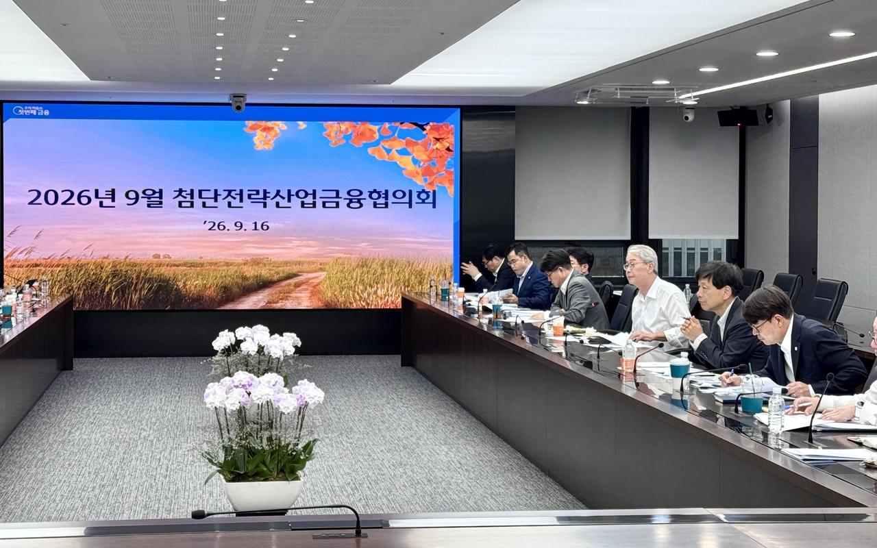 우리금융그룹은 지난 16일 서울 중구 본사에서 임종룡(가운데) 회장 주재로 ‘9월 첨단전략산업금융협의회’를 개최했다.[우리금융 제공]