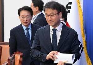 Han Byung-do attends Democratic Party policy meeting