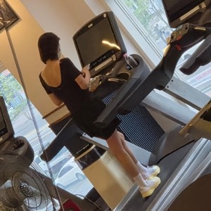 신지, 건강한 ‘뼈말라’ 됐네..운동 중 여리여리 뒷태 포착