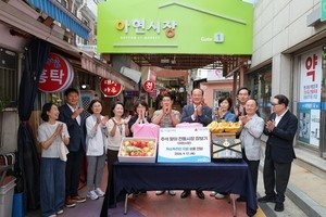Mapo-gu District Mayor Shops at Aehyeon Market to Spread Chuseok Spirit
