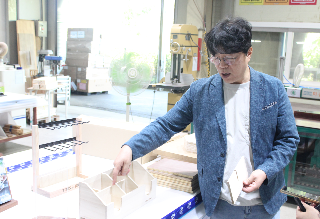 이병렬 밸류포인트 제작센터장이 경기도 파주시 밸류팩토리에서 직접 제작한 광고 소품을 소개하고 있다. 파주=최은지 기자.