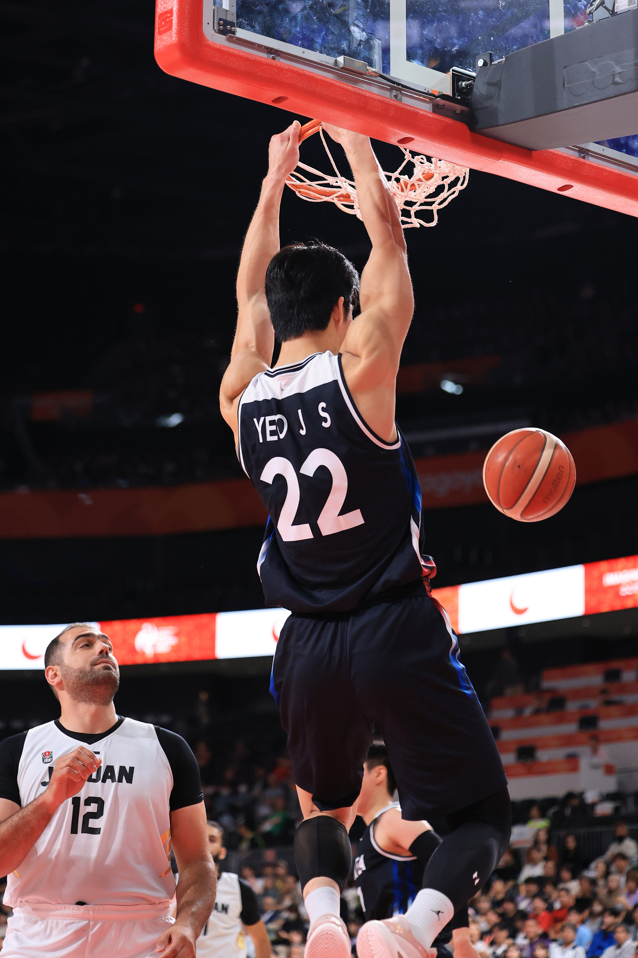 Yeo Jun-seok makes a dunk shoot against Jordan (Yonhap)