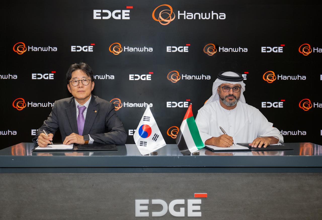 양기원(왼쪽) 한화시스템 대표와 하마드 알 마라르 에지그룹 CEO가 체결식에서 기념촬영을 하고 있다. [한화시스템 제공]