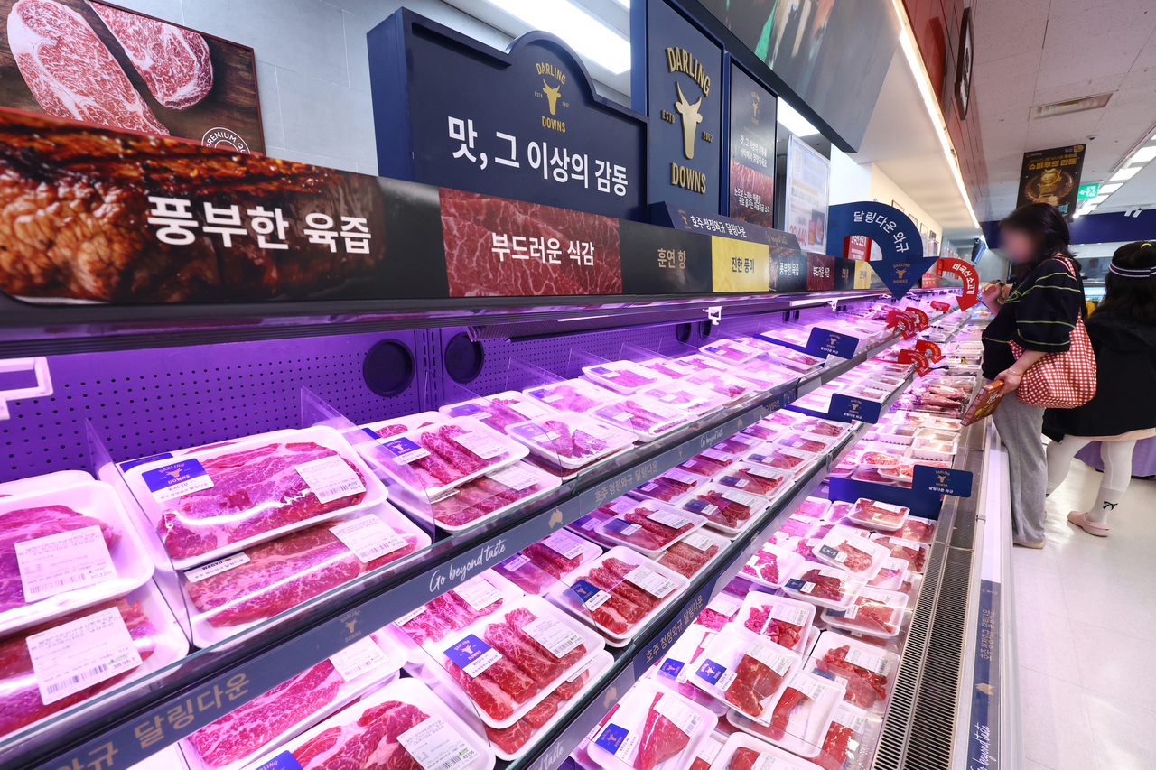서울의 한 대형마트에서 시민들이 장을 보고 있다.[연합]