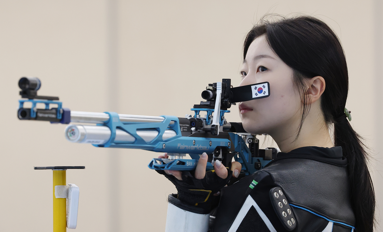사격 국가대표 반효진이 10일 충북 진천군 국가대표선수촌에서 훈련하고 있다. [연합]