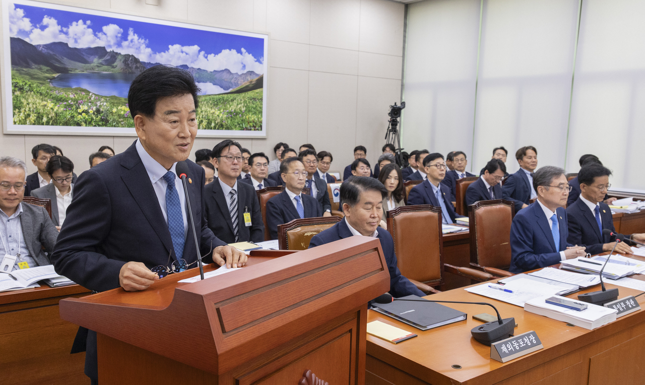 정동영 통일부 장관이 지난달 19일 국회에서 열린 외교통일위원회 전체회의에 출석해 업무보고를 하고 있다. [연합]