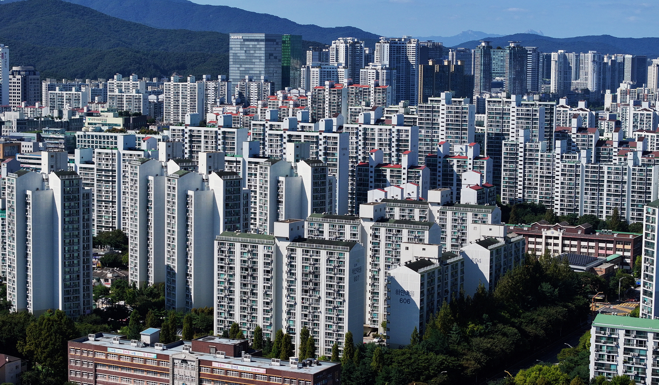 Apartment complexes in Bundang-gu, Seongnam, Gyeonggi Province, on Sept. 7. (Yonhap)