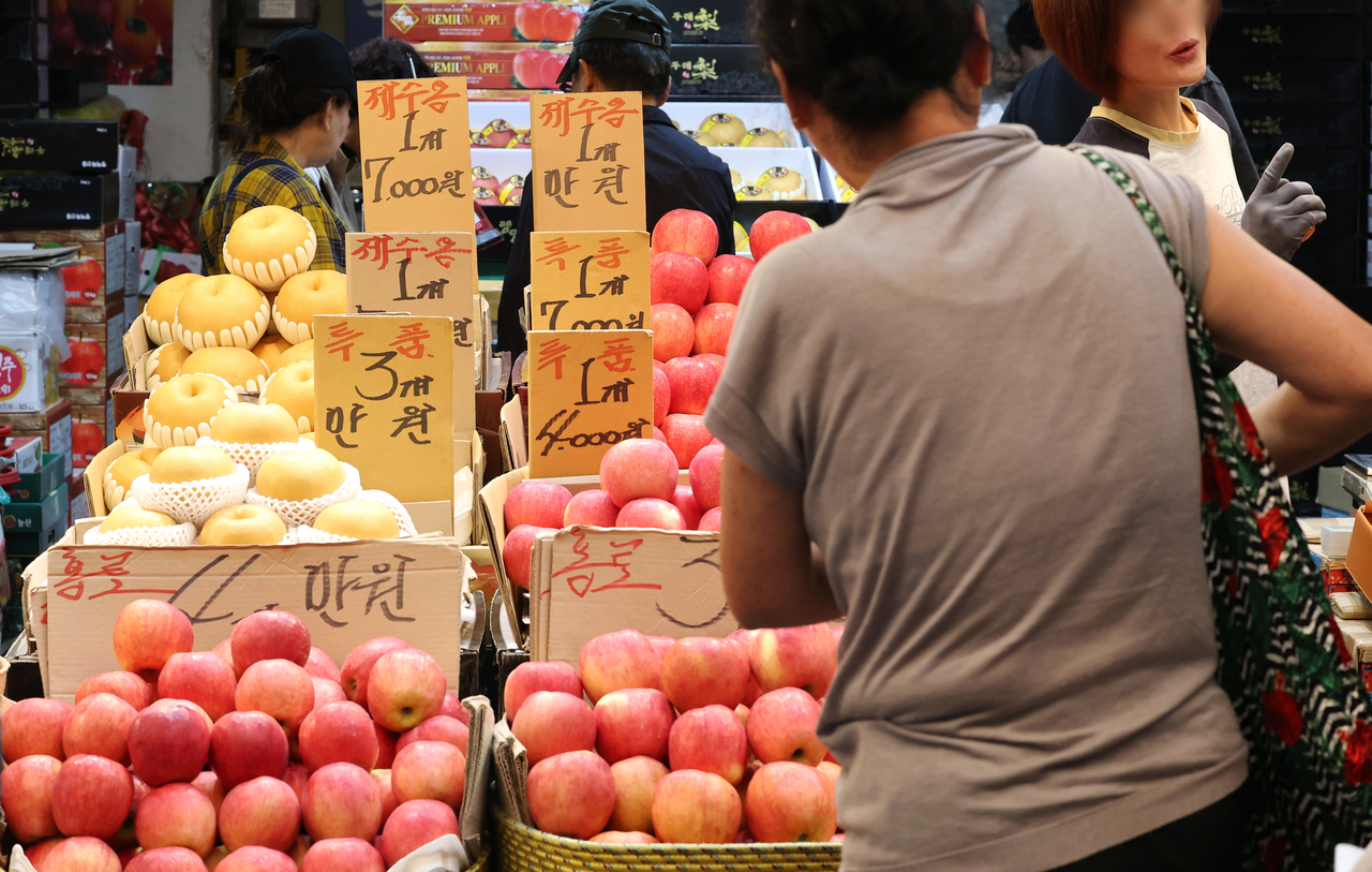 Shoppers browse a traditional market in Seoul on Wednesday. [Yonhap]